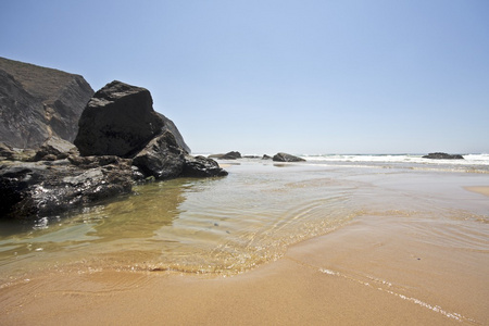 岩石中的海洋在拉各斯在葡萄牙