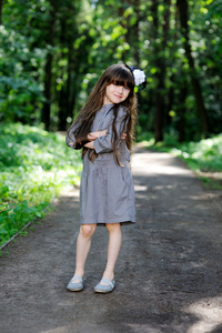 在夏季森林构成的可爱小女孩图片