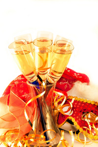 张圣诞贺卡。眼镜用香槟和新的一年的面具，嘉年华