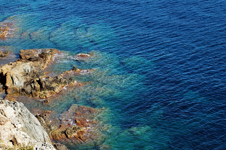 美丽的清晰 绿松石海水