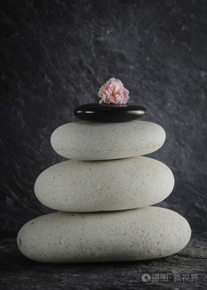 黑色和白色的禅宗石头