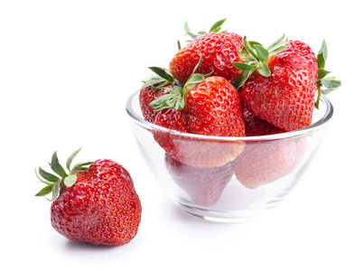 草莓孤立在白色玻璃碗