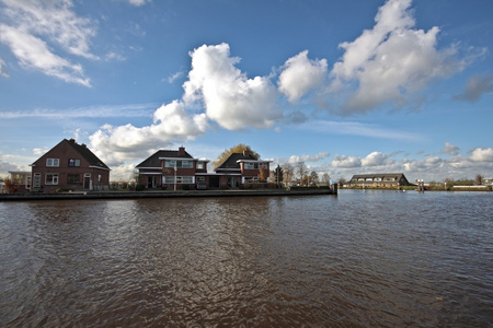 典型的荷兰景观 房子沿等高线在荷兰