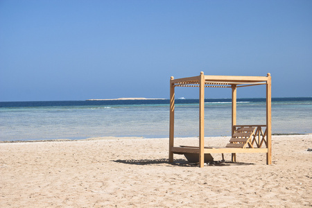 木制沙滩椅沿海岸线