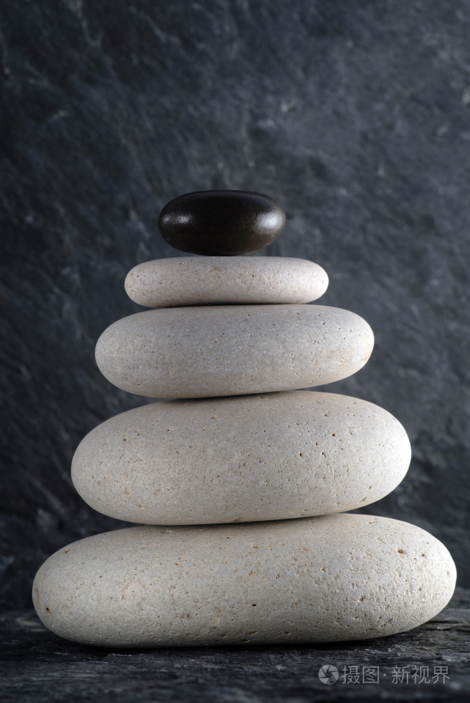 黑色和白色的禅宗石头