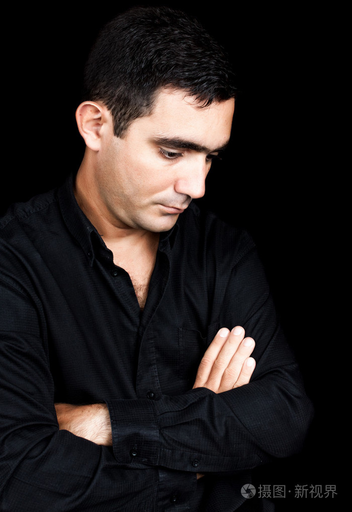 悲伤和周到的表达式的西班牙裔男人