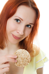 在白色背景上吃饼干的女人