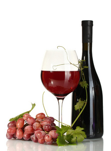 瓶的葡萄酒和成熟的葡萄被隔绝在白色的玻璃