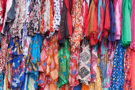 色彩鲜艳的衣服在市场上出售