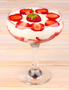 成熟的草莓木制背景上奶油 glass