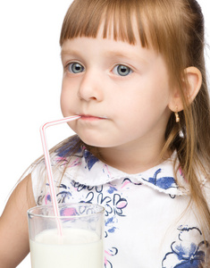 可爱的小女孩喝牛奶使用吸管