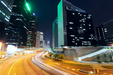 现代城市景观及傍晚的繁忙街道生活方式的概念. 城市里的光和阴影.