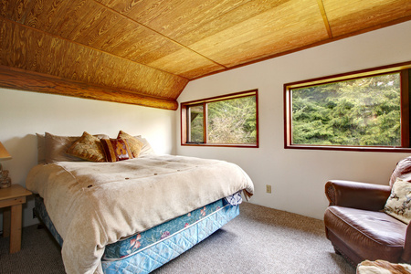 牛仔卧室，木天花板和木视图