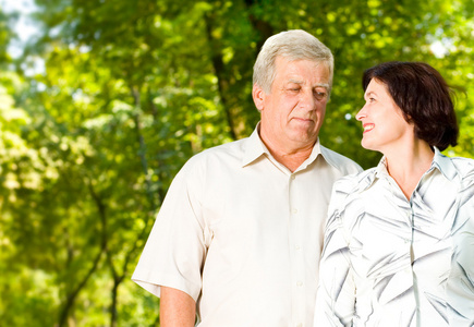 高级幸福的情侣拥抱户外照片