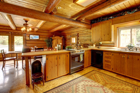 乡村风格的小木屋木厨房图片