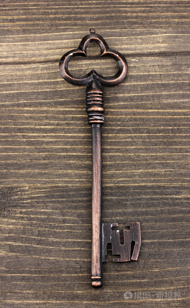 木制背景上的古董钥匙