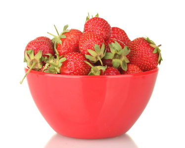 甜美成熟的草莓在碗上白色隔离
