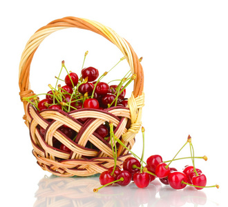 成熟的樱桃浆果在篮子上白色隔离
