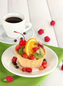 上板和杯咖啡木桌子上的水果甜蛋糕