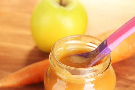 jar 的胡萝卜和苹果婴儿食品 勺子和胡萝卜和苹果上木表特写
