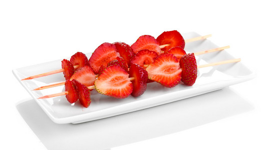 甜美成熟的草莓在棍子上白色隔离