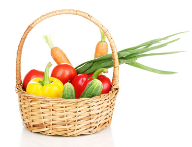 新鲜蔬菜在篮子上白色隔离
