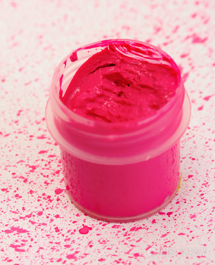 罐上的粉红色喷雾特写背景的粉红色水粉画