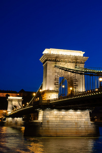 在匈牙利首都布达佩斯的链桥的夜景