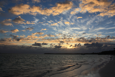 美丽的热带夕阳在海