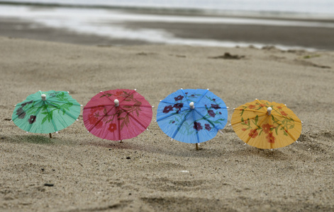 在海滩上的四个太阳伞