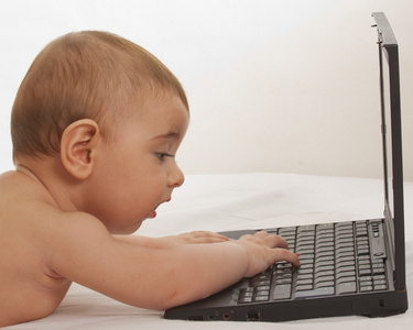 婴儿用的笔记本电脑