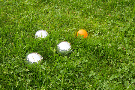 男人玩传统的英国游戏草地滚球球员在传统的英国游戏草地滚球抛出一个