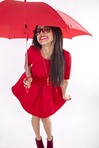 年轻有吸引力的的女人在红伞红色连衣裙