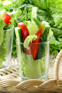 新鲜蔬菜在玻璃中的开胃菜沙拉