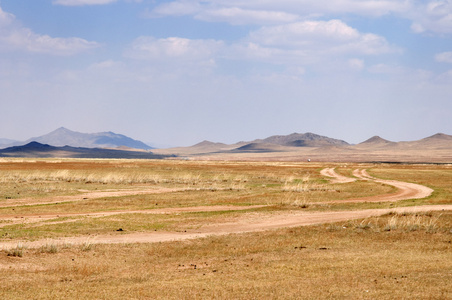 在辽阔的蒙古草原上的蓝天