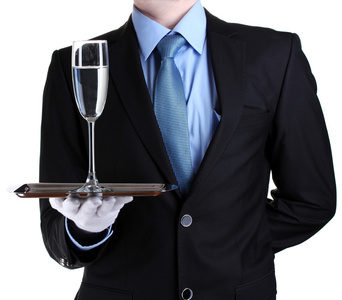 与一杯水隔绝在白色的银托盘上正规服务员照片