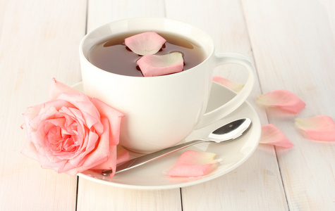 喝杯茶与白色的木桌上的玫瑰