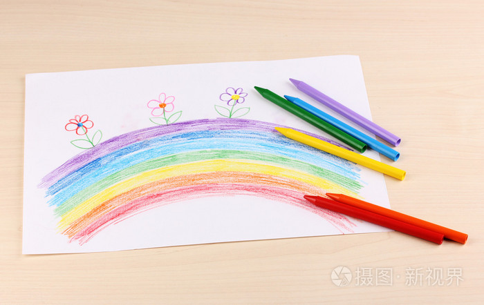 儿童画的彩虹和铅笔木制背景