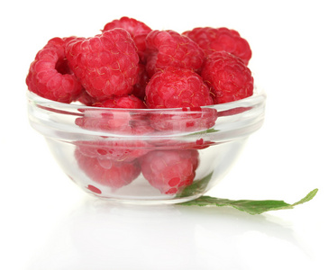 新鲜树莓在碗上白色隔离