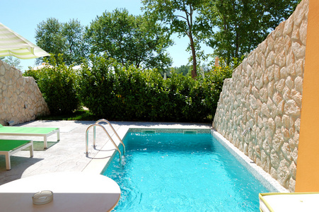 室外游泳池在豪华别墅，皮埃里亚，希腊