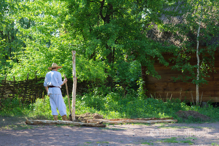农民在农村庭院的复古衣服