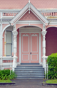 粉红色房子前面门廊