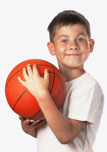 篮球队的年轻男孩
