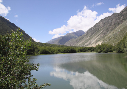 湖是在山中