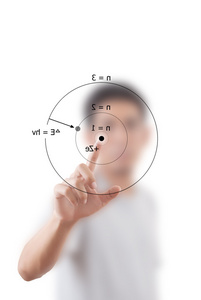 亚洲老师在白板上按科学配方