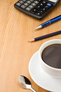 钢笔 铅笔和杯咖啡木
