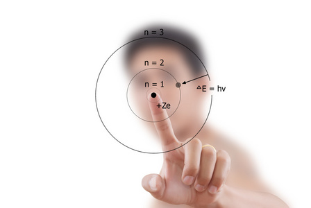 亚洲老师在白板上按科学配方