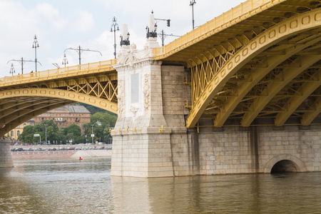 在布达佩斯最近重新的玛吉桥景区景