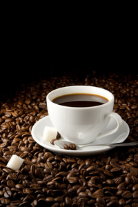 白杯咖啡和咖啡豆