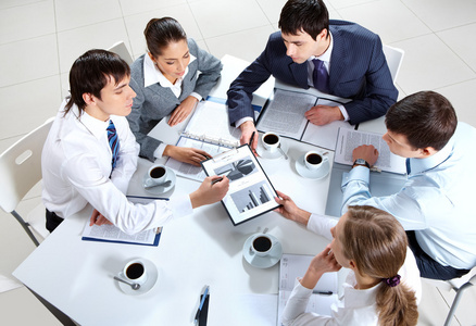 业务的女人举行论文小组工作照片